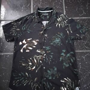 Free Planet Men's Black and Green Tropical Print Button Down Shirt